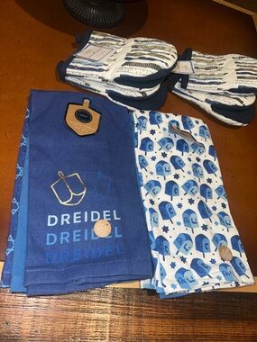 NWT Navy/White Dreidel Print solid blue an festive lights towels and hot pad